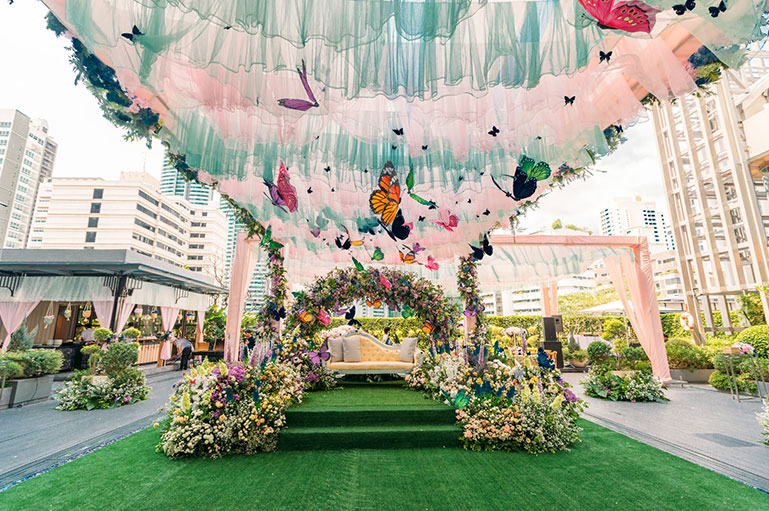 20+ Cutest & Unique Wedding Chair Designs & Couches that are Trending on Insta!