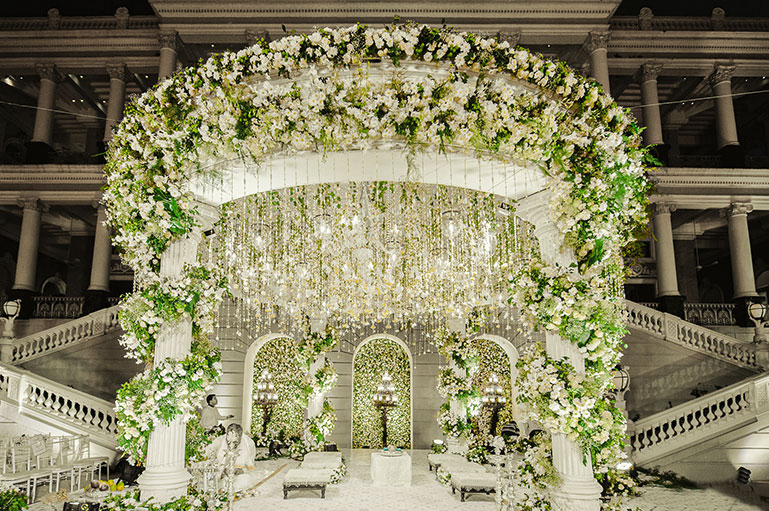 Bring in the Oomph Factor to Your Mandap with these Floral Chandeliers