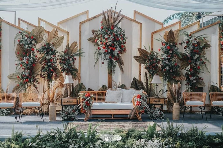 Glam up your stages with these Wedding Stage Décor ideas