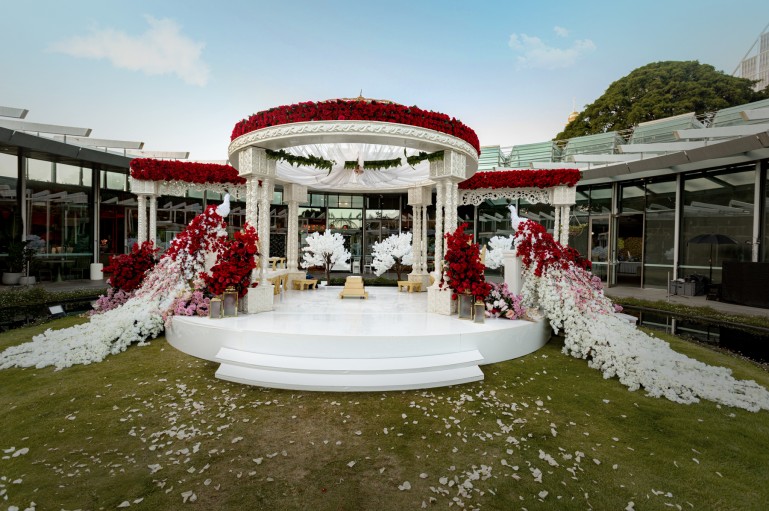 Circular Stages: The Trend That's Turning Guests Into Paparazzi